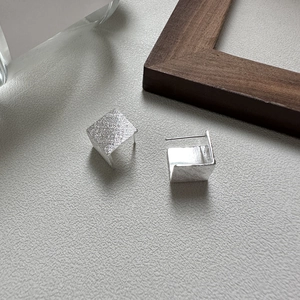 Boucles d'oreilles carrées minimalistes en argent sterling S925 avec fini mat brossé