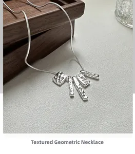 Nahaufnahme der S925 Sterlingsilber Schlangenkette mit fünf unregelmäßigen geometrischen Anhängern