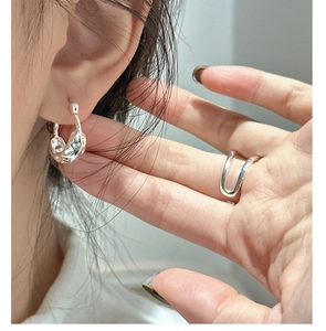 Macro di orecchini e anello in argento S925 con design moderno in metallo liquido