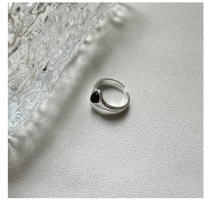 Close-up of S925 sterling silver ring featuring a black agate stone and S925 hallmark