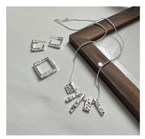 S925 Sterling Silber Schmuckset mit strukturierter Halskette und quadratischen Ohrringen