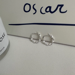 Poliierte S925 Sterlingsilber Creolen mit gedrehter Wellenstruktur und minimalistischem Design