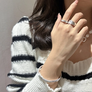 Irregular S925 sterling silver wavy ring and minimalist open bangle set on model