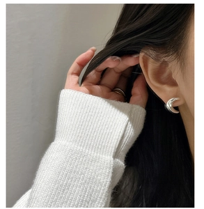 Gros plan de boucles d'oreilles lune minimalistes en argent et ensemble de bagues doubles