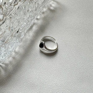 Modern S925 sterling silver double-layer ring featuring a black agate gemstone inlay