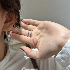 Orecchini a U in argento sterling S925 testurizzato e set di anelli aperti minimal