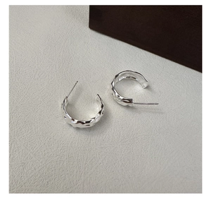 Détails de boucles d'oreilles en argent S925 en forme de C avec texture martelée