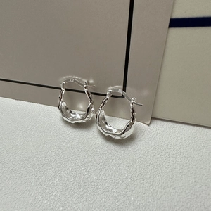 Orecchini a cerchio a U in argento S925 con trama lava irregolare e stile minimal
