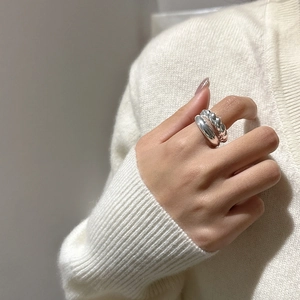 Minimalist S925 sterling silver braided croissant ring with high-gloss polished finish