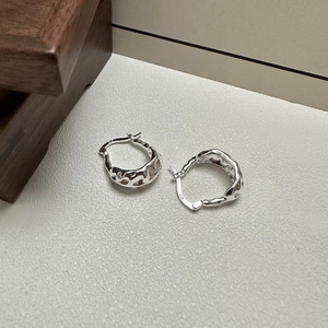 Orecchini a U minimalisti in argento S925 con trama irregolare effetto lava fusa
