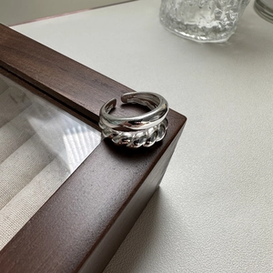 Elegant S925 sterling silver croissant ring with twist texture and adjustable open design