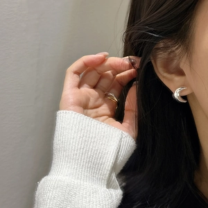 Boucles d'oreilles lune en argent S925 et bague en métal minimaliste sur mannequin