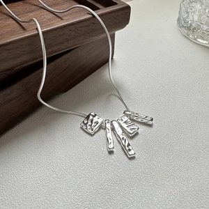 Retro S925 Sterlingsilber Texturierte Unregelmäßige Quadratische Anhänger Halskette Damen Minimalistische Schlangenkette Schmuck