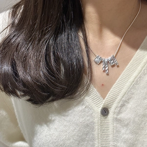 Minimalistische S925 Sterlingsilber Kette mit fünf texturierten unregelmäßigen Anhängern
