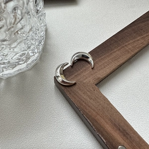 Boucles d'oreilles lune en argent sterling S925 avec une finition métallique polie