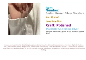 Détail du collier en argent sterling S925 avec design de pierre irrégulière et 40+5cm de long