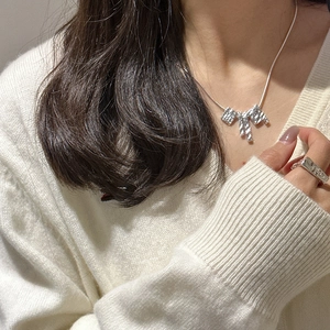 Unregelmäßige S925 Sterling Silber Halskette und Ring Set mit Textur am Model im Pullover