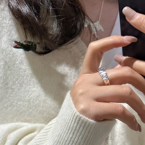 Minimalistischer S925 Silberring mit unregelmäßiger Lavatextur an einem Finger getragen
