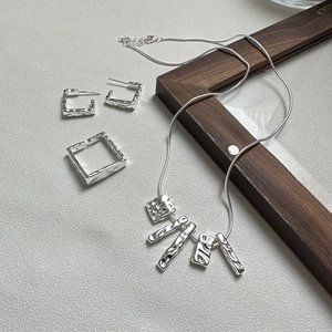 Minimalistisches S925 Silber Schmuckset mit unregelmäßiger flüssiger Textur für Damen