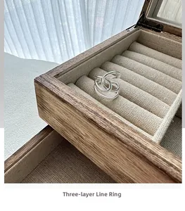 Detailaufnahme eines dreilagigen minimalistischen Silberknotenrings auf Leinenkissen