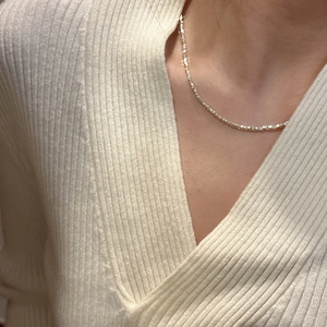 Collier en argent S925 minimaliste avec petites pierres irrégulières sur mannequin