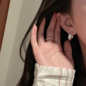 Élégantes boucles d'oreilles créoles S925 argent texture et bague perle sur mannequin