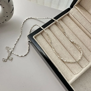 Détail du collier S925 en argent fin à maillons cubes avec fermoir mousqueton et boîte