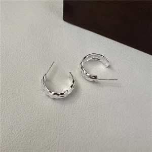 Créoles minimalistes en argent sterling S925 avec texture martelée sur fond blanc