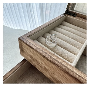 Detailaufnahme eines S925 Sterlingsilber Knotenrings auf einer Samt-Schmuckschatulle