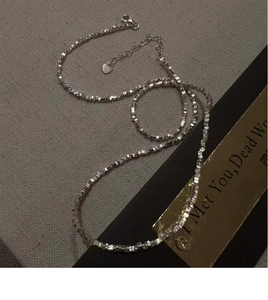 Détail du collier cube en argent S925 avec fermoir homard et extension de chaîne à cœur