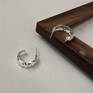 Boucles d'oreilles créoles modernes en argent S925 avec texture martelée et finition brillante