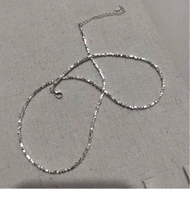 Détail du collier en argent S925 à pépites irrégulières avec fermoir mousqueton et rallonge