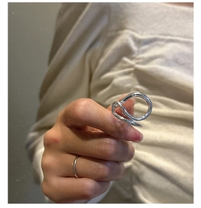 Detailed view of an S925 sterling silver ring with a twisted minimalist design on a finger