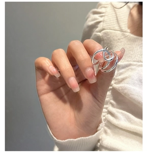 Nahaufnahme eines S925 Sterlingsilberknotenrings am Finger im minimalistischen Industriestil