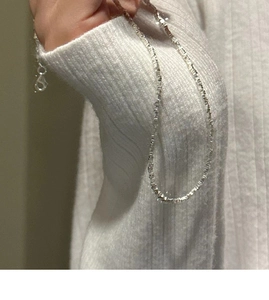 Détail de la texture de la chaîne en argent sterling S925 avec un fermoir mousqueton sûr