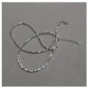 Détails de la chaîne en argent S925 avec fermoir mousqueton et petit pendentif cœur