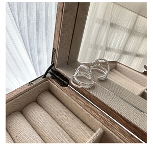 Polierter S925 Sterlingsilber Knotenring in einer eleganten Holzkiste zur Präsentation