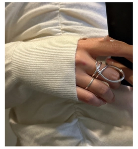 Detailed view of S925 sterling silver minimalist rings with fluid curved line design