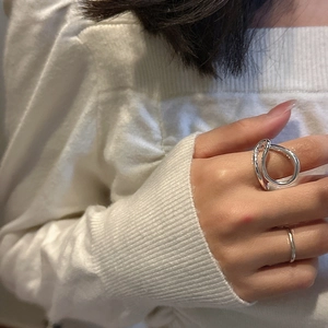 Minimalist S925 sterling silver knotted ring with fluid lines on model hand