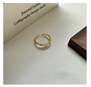 Detail of S925 silver wavy ring with gold and silver bicolor interlocking design