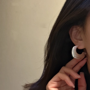 Minimalist S925 sterling silver C-shaped hoop earrings with iridescent pearl finish