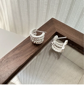 Détail de boucles d'oreilles créoles S925 argent à trois couches texture torsadée