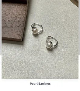 Vue détaillée des créoles torsadées en argent S925 ornées de perles blanches élégantes