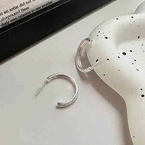 Minimalist S925 sterling silver C-shaped stud earrings with sparkling frosted sand texture