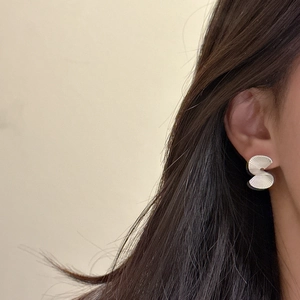 Minimalist S925 sterling silver fan-shaped stud earrings with vintage matte texture