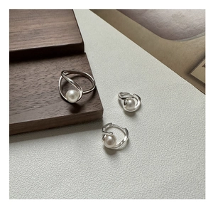 Détail d'un ensemble de bijoux en perles argent S925 avec design de fil torsadé