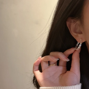 Minimalist S925 sterling silver star hoop earrings featuring multiple tiny linked stars