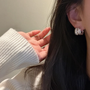 Créoles torsadées à trois épaisseurs en argent sterling S925 élégantes portées par un modèle