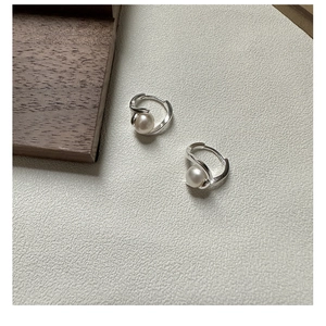 Détail de la boucle d'oreille torsadée en argent S925 avec perle blanche lustrée