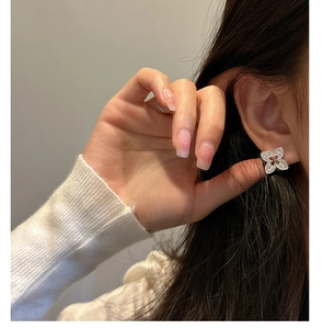 Gros plan sur les boucles d'oreilles trèfle vintage en argent S925 porté